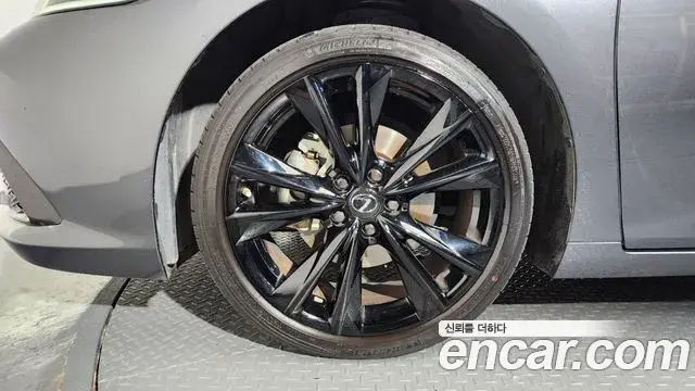 Lexus ES300h 2022 — ფოტო 14/33