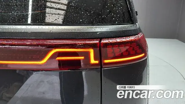 Kia Carnival 2021 — ფოტო 18/33