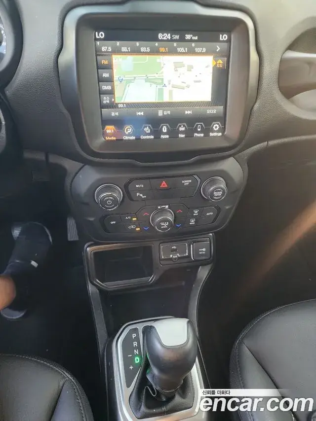 Jeep Renegade 2021 — ფოტო 16/17