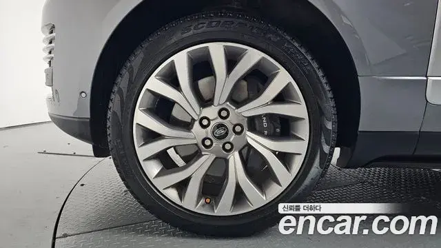 Land Rover Range Rover 2020 — ფოტო 9/44