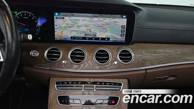 Mercedes-Benz E-Class 2020 — ფოტო 13/20