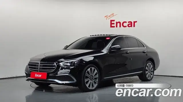 Mercedes-Benz E-Class 2023 — Photo 1/20