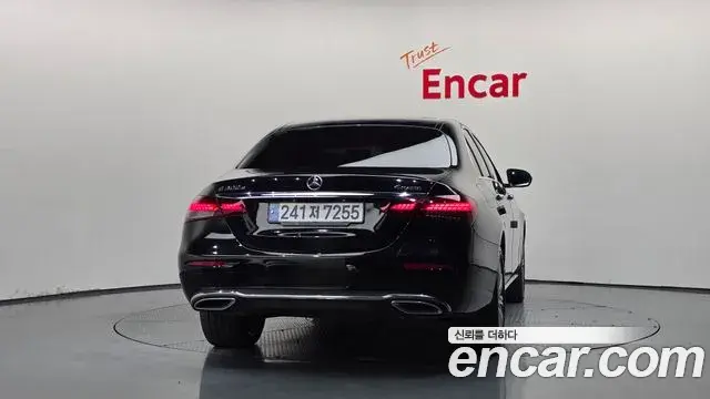 Mercedes-Benz E-Class 2023 — Photo 4/20