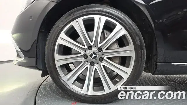 Mercedes-Benz E-Class 2023 — Photo 5/20