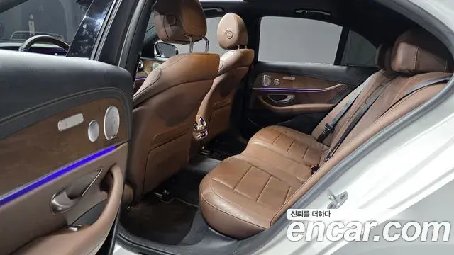 Mercedes-Benz E-Class 2021 — Фото 12/20