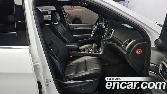 Jeep Grand Cherokee 2018 — Photo 29/30