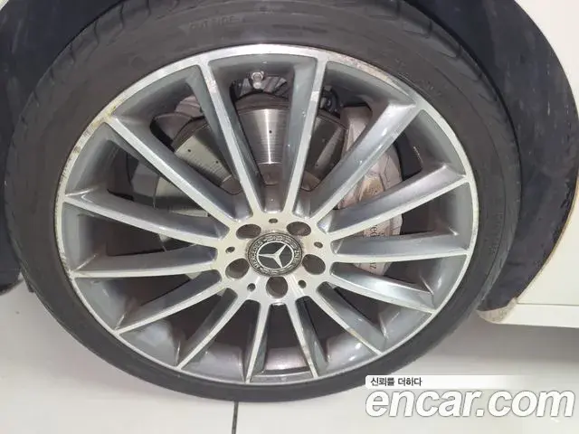 Mercedes-Benz E-Class 2019 — Photo 5/20
