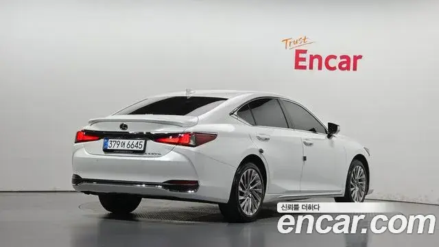 Lexus ES300h 2025 — Photo 2/20