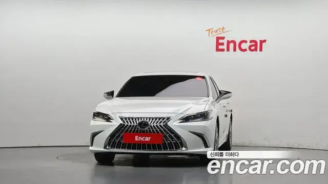 Lexus ES300h 2025 — Photo 3/20