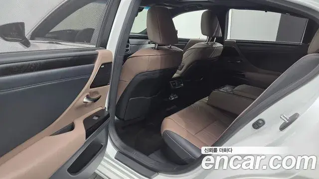 Lexus ES300h 2025 — Photo 11/20
