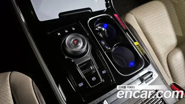 Kia Carnival 2023 — ფოტო 19/20