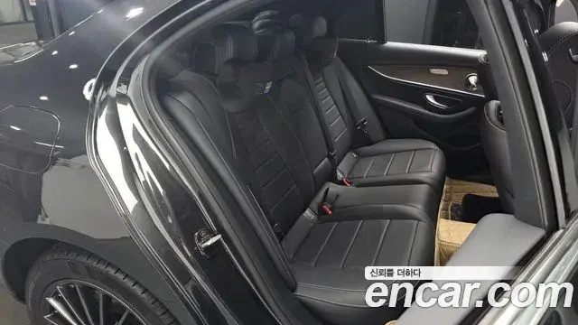 Mercedes-Benz E-Class 2021 — Photo 17/20