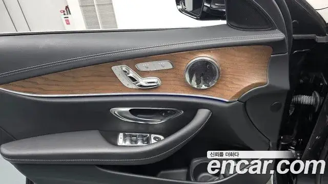 Mercedes-Benz E-Class 2021 — Photo 12/20