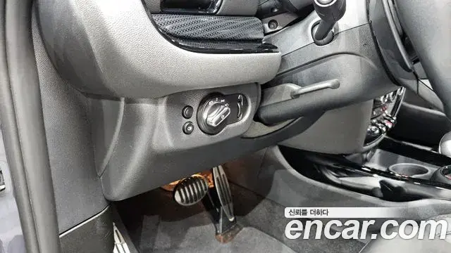 Mini Cooper S Clubman 2020 — ფოტო 17/20