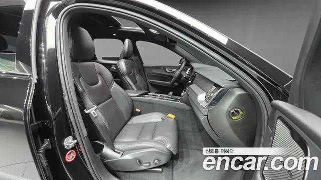 Volvo XC60 2021 — Фото 9/20