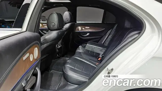 Mercedes-Benz E-Class 2022 — Фото 11/20