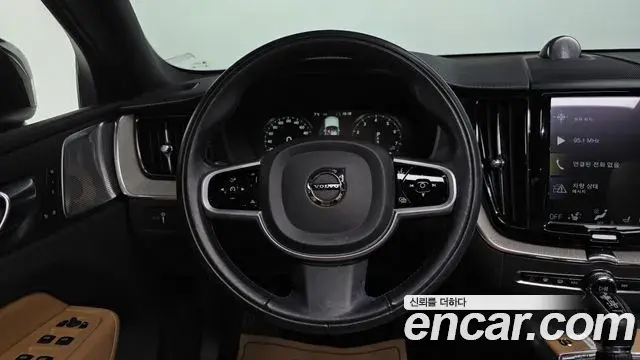 Volvo XC60 2020 — Photo 18/20
