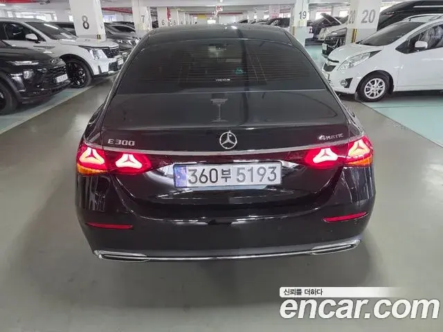 Mercedes-Benz E-Class 2024 — Photo 17/20