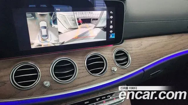 Mercedes-Benz E-Class 2022 — Photo 17/19