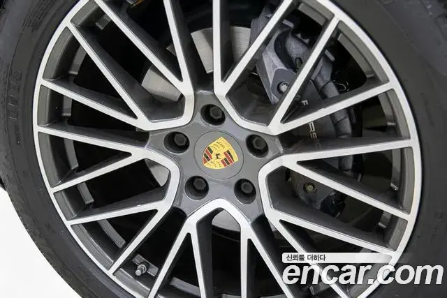 Porsche Cayenne 2020 — ფოტო 17/20