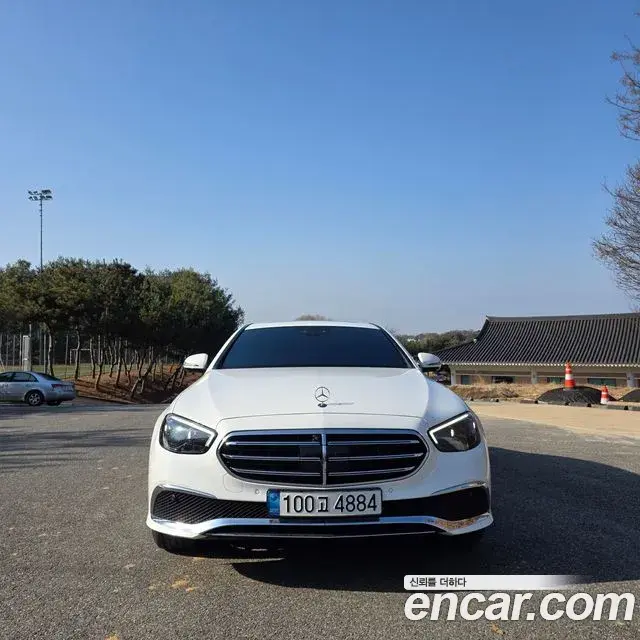 Mercedes-Benz E-Class 2022 — Photo 7/17