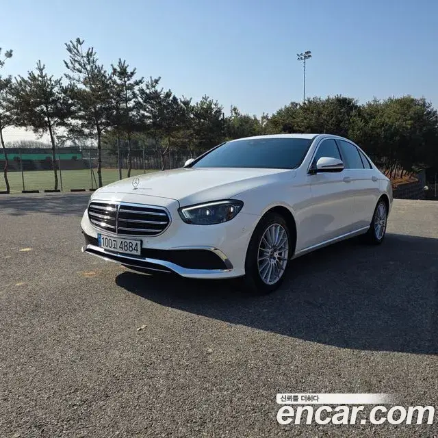Mercedes-Benz E-Class 2022 — Photo 15/17