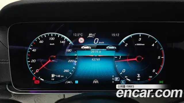 Mercedes-Benz E-Class 2022 — Photo 4/20