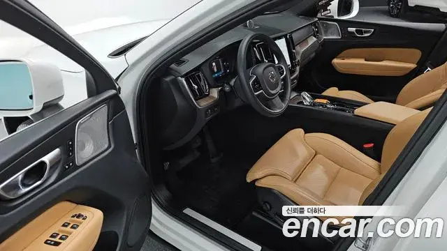 Volvo XC60 2022 — Photo 11/20