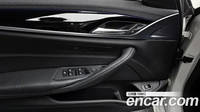 BMW 5 Series 2018 — Photo 10/20