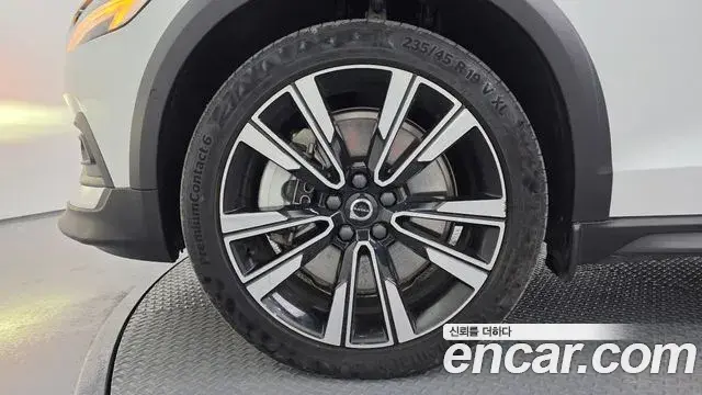 Volvo V60 Cross Country 2023 — Şəkil 19/20