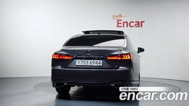 Lexus LS500 2022 — Photo 17/20