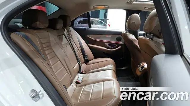 Mercedes-Benz E-Class 2018 — ფოტო 20/20