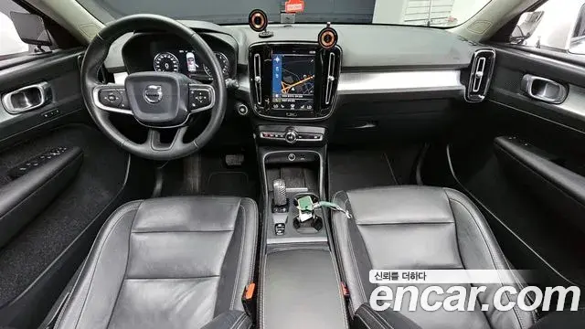 Volvo XC40 2019 — ფოტო 8/20