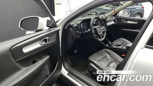 Volvo XC40 2019 — ფოტო 3/20