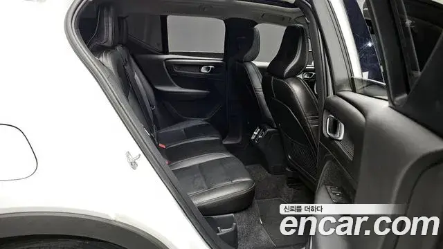 Volvo XC40 2019 — ფოტო 17/20