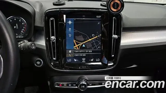 Volvo XC40 2019 — ფოტო 6/20