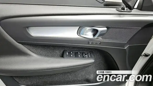Volvo XC40 2019 — ფოტო 14/20