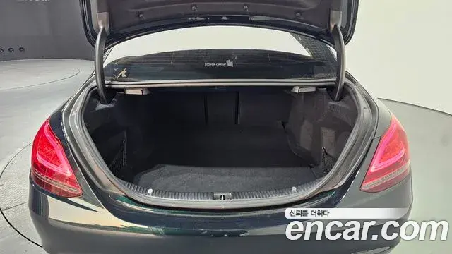 Mercedes-Benz C-Class 2019 — Photo 5/20