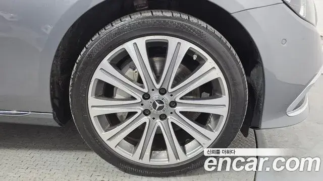 Mercedes-Benz E-Class 2022 — Photo 26/35