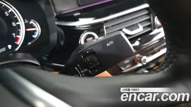 BMW 5 Series 2018 — Şəkil 11/34
