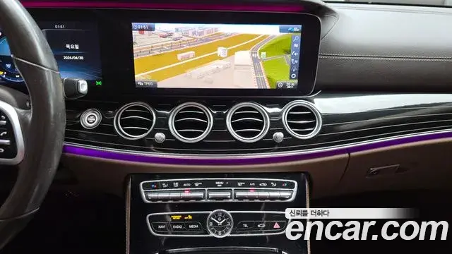 Mercedes-Benz E-Class 2020 — Photo 13/20