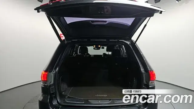 Jeep Grand Cherokee 2018 — ფოტო 15/33
