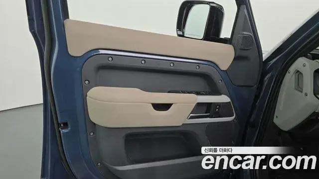 Land Rover Defender 2023 — Photo 16/32