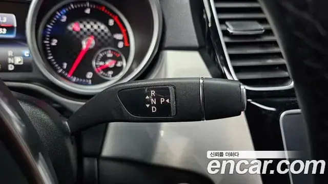 Mercedes-Benz GLE-Class 2018 — Şəkil 18/31