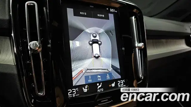 Volvo XC40 2019 — ფოტო 16/30