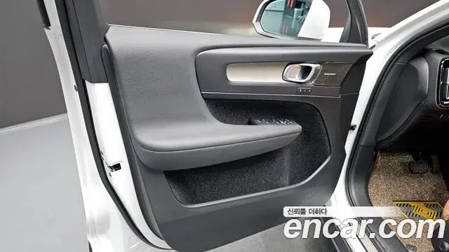 Volvo XC40 2019 — ფოტო 5/30