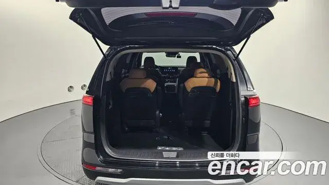 Kia Carnival 2023 — ფოტო 15/20