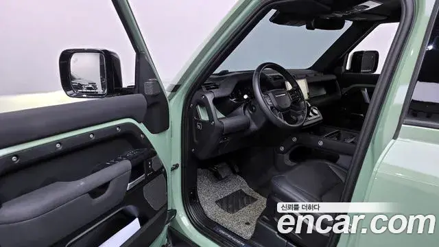 Land Rover Defender 2023 — Photo 34/36