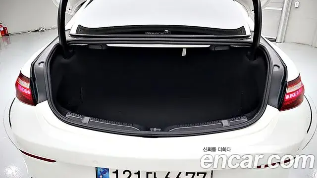Mercedes-Benz E-Class 2021 — ფოტო 7/20