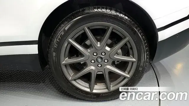 Land Rover Range Rover Velar 2025 — ფოტო 30/31